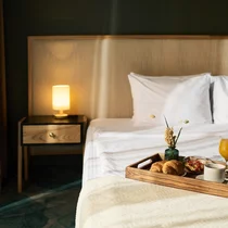 Hotel | © Pressmaster Frühstück auf Bett | © Pressmaster