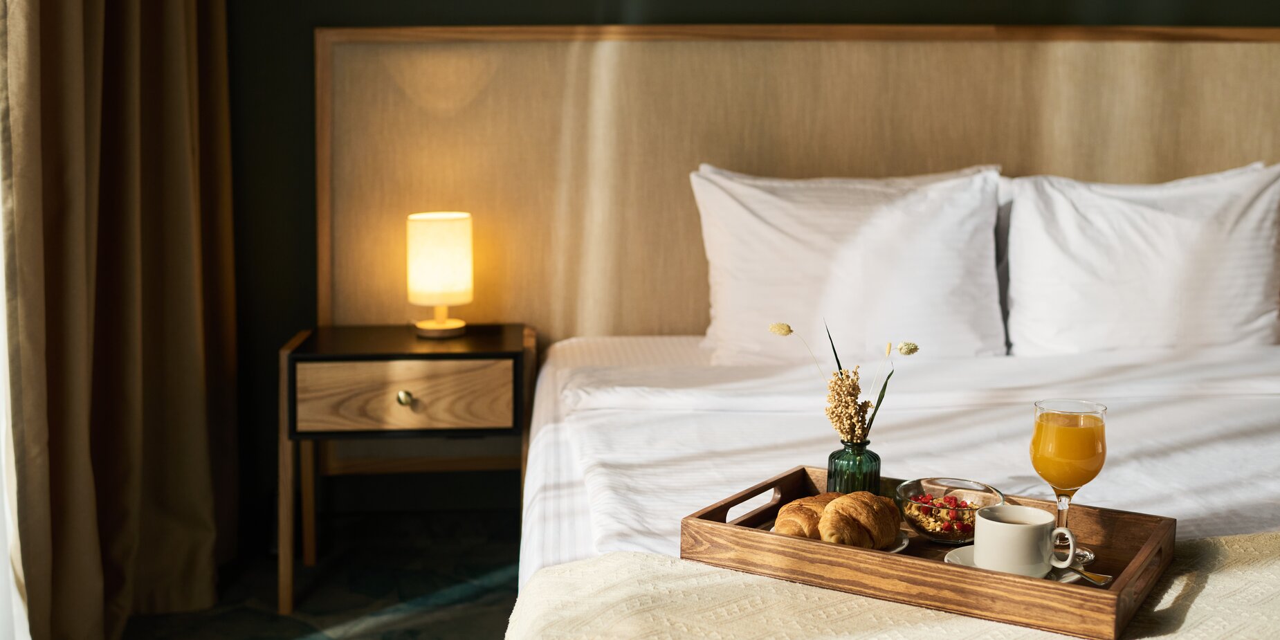 Hotel | © Pressmaster Frühstück auf Bett | © Pressmaster