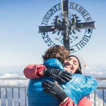 Zugspitze | © Tiroler Zugspitz Arena / C. Jorda Zwei Menschen umarmen sich | © Tiroler Zugspitz Arena / C. Jorda